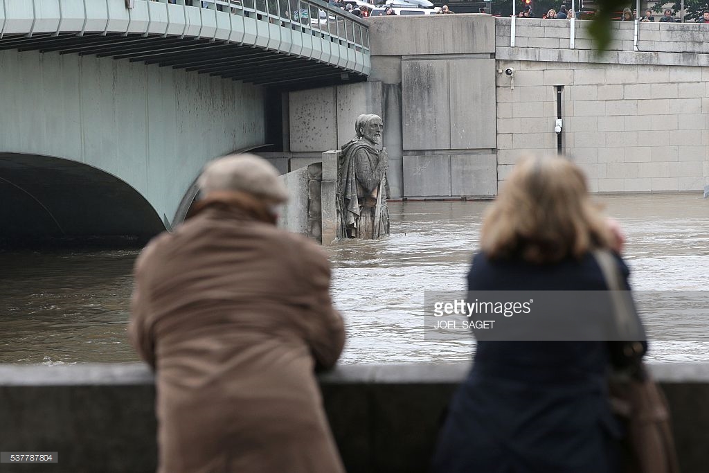 
Cùng nhau ngắm nhìn nước sông dâng cao. Ảnh: Joel Saget/ AFP
