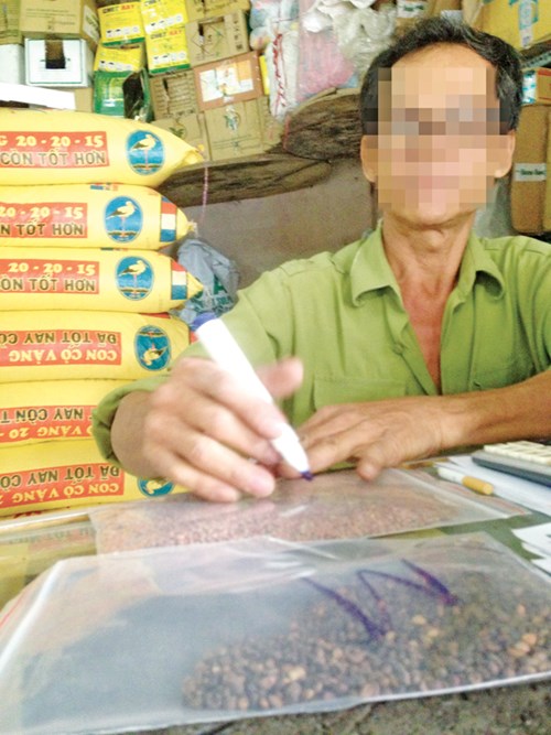 Hạt giống trôi nổi được người bán viết tay tên hạt lên bao bì.