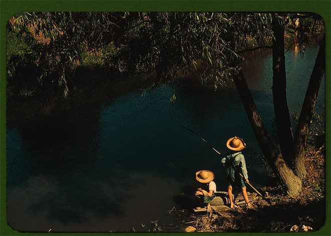 Những cậu bé đang câu cá trên một nhánh sông ở Schriever, bang Louisiana, mùa hè năm 1940.</p></div><div></div></div><p> </p><p>