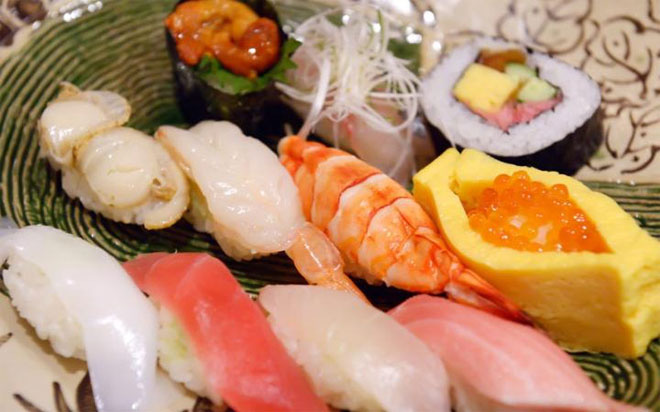 <b></div><div></div></div><p> </p>2. Tokyo, Nhật Bản</b><p>Ở Tokyo có nhiều nhà hàng đạt giải thưởng ẩm thực Michelin Stars hơn bất kỳ thành phố nào khác trên thế giới. “Tokyo không chỉ có sushi. Từ món thịt lợn cốt-lết tonkatsu, lương unagi, cho tới bánh okonomiyaki, và tất cả những món từ đậu phụ, Tokyo là nơi có một số lượng gây choáng ngợp về các nhà hàng chuyên về ẩm thực Nhật Bản... Đây thực sự là một cõi niết bàn cho những người đam mê ẩm thực”, chuyên gia ẩm thực Danielle Demetriou của Telegraph nhận xét.</p><p>