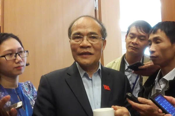 
Chủ tịch QH Nguyễn Sinh Hùng trao đổi với báo chí sáng nay
