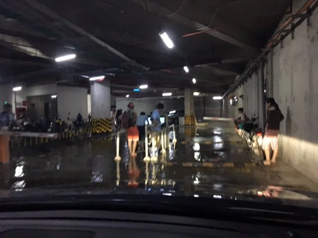 
Khu vực hầm gửi xe tại chung cư Văn Phú Victoria, nước tràn lênh láng khắp mặt sàn
