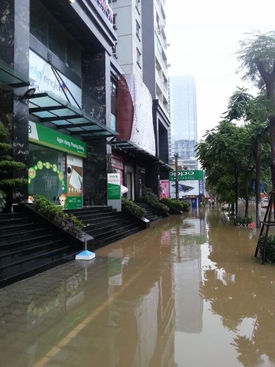 
Nước ngập xung quanh chung cư 165 Thái Hà.
