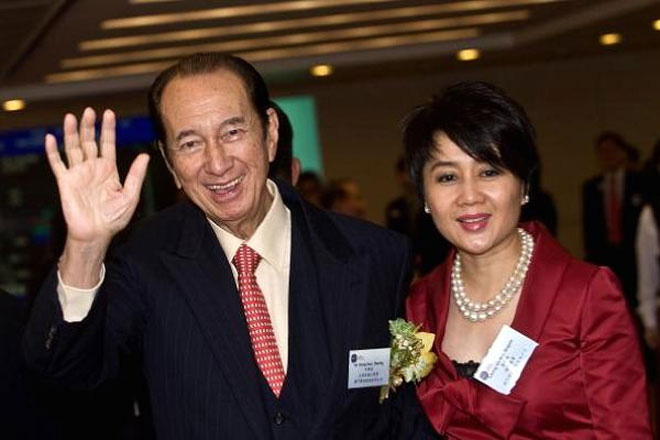 <b></div><div></div></div><p> </p>Tập đoàn SJM Holdings, Macau</b><p>Cuộc chiến tranh giành gia sản của “ông trùm” ngành sòng bạc Macau Stanley Ho khiến gia đình lớn của ông - gồm 4 bà vợ và 17 người con - chia thành hai phe.</p><p>Trung tâm của trận chiến này là cuộc đấu giữa người vợ thứ tư của Ho, bà Angela (ảnh) và Pansy Ho, con gái của ông cùng người vợ thứ hai. Hai bên cáo buộc nhau tìm cách chiếm đoạt cổ phần trị giá 1,7 tỷ USD của Stanley Ho trong SJM Holdings. Vụ tranh chấp đã được giải quyết vào tháng 3/2011.