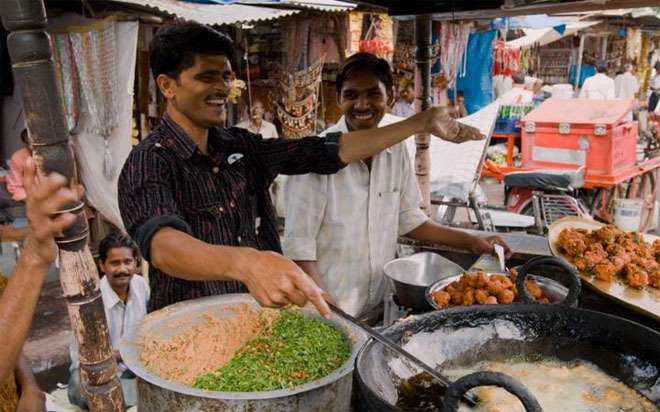 <b></div><div></div></div><p> </p>4. Jaipur, Ấn Độ</b><p>Jaipur là một trong số ít những địa phương của Ấn Độ có những món ăn từng được nấu cho các Rajput - các vị hoàng tử chiến binh cai trị phần lớn bang Rajasthan cho tới tận thập niên 1960. Ngoài các món nướng, Jaipur còn nổi tiếng với món cà-ri dê. Công thức nấu món này gồm 45 quả ớt và 1 kg thịt dê, cùng tỏi, hành và sữa chua. Do rất cay, món này thường được dùng kèm với cơm trắng hoặc bánh mì.