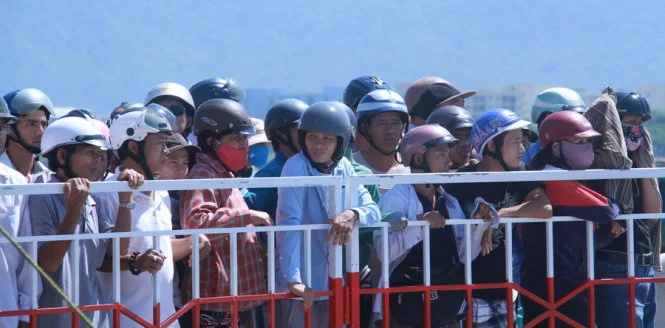 
Hàng ngàn người dân Đà Nẵng đứng trên bờ chờ đợi với hi vọng tìm thấy các nạn nhân - Ảnh: HỮU KHÁ
