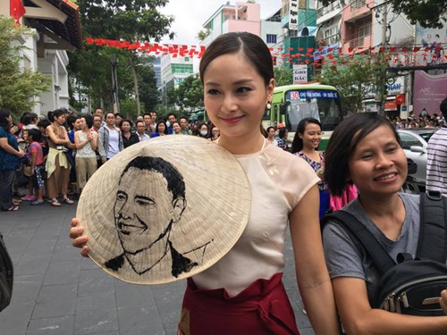 Diễn viên Lan Phương tới cuộc gặp với chiếc nón lá có vẽ hình Tổng thống Obama. Ảnh: Dân Trí.