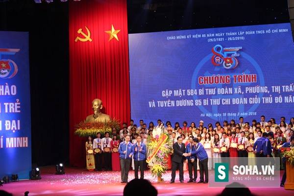 
Bí thư Hoàng Trung Hải tặng hoa cho Đoàn Thanh niên Hà Nội.
