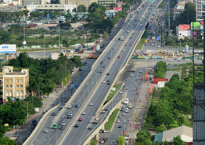
Đường trên cao vành đai 3 - đường trên cao đầu tiên ở Việt Nam là điểm nhấn nổi bật của ngành giao thông. Khánh thành tháng 10/2012, tuyến đường dài 8,9 km, gồm 385 m đường dẫn và 8,5 km cầu cạn chính tuyến.
