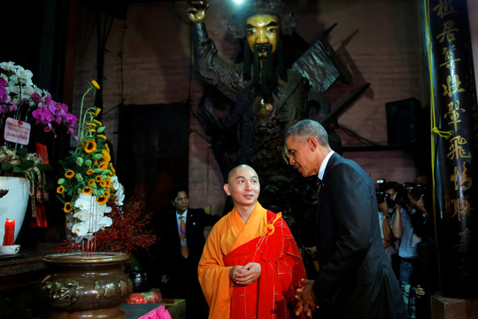 Tổng thống Obama trong chùa Ngọc Hoàng. Ảnh: Reuters
