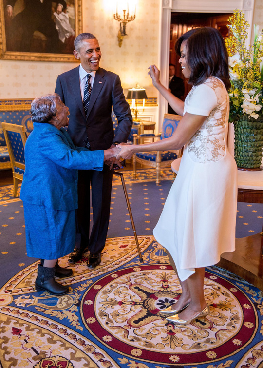 Vợ chồng tổng thống Mỹ khiêu vũ cùng bà Virginia McLaurin
