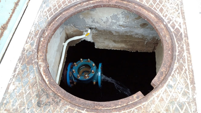 
Nhiều ngày nay, bể nước ngầm của tòa chung cư cao cấp CT3 luôn trong tình trạng khan hiếm nước do áp lực nước không đủ bơm vào bể - Ảnh: Lâm Hoài
