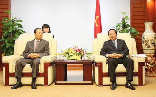 Ông Shin Jong Kyun, Tổng giám đốc Điều hành Samsung (trái) trong buổi tiếp và làm việc với Bộ trưởng Bộ Thông tin và Truyền thông Trương Minh Tuấn, sáng 6-5