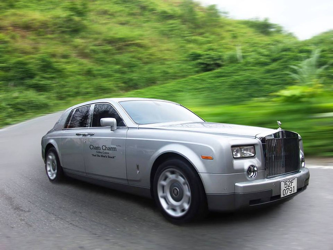 
Rolls-Royce Phantom đầu tiên xuất hiện tại Việt Nam có giá 1 triệu USD tương đương 16 tỷ Đồng.

