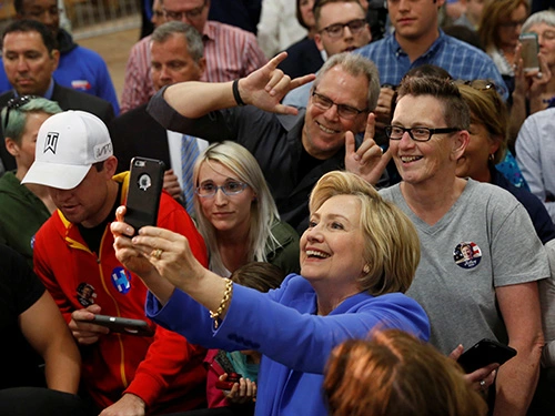 
Bà Hillary Clinton chụp hình với người ủng hộ tại bang Kentucky Ảnh: REUTERS
