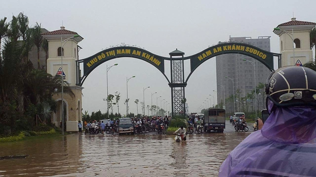 
Nước ngập sâu tại đường Lê Trọng Tấn - lối vào khu đô thị Nam An Khánh
