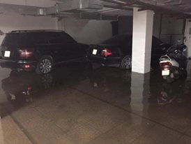 
Hầm gửi xe của một tòa nhà ở phường Dịch Vọng cũng ngập sâu.
