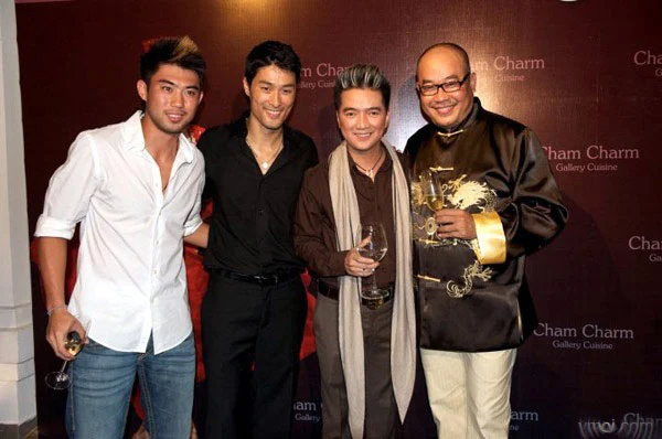 
Ông Khải chụp cùng Lee Nguyễn, Johnny Trí Nguyễn và ca sỹ Đàm Vĩnh Hưng trong một sự kiện
