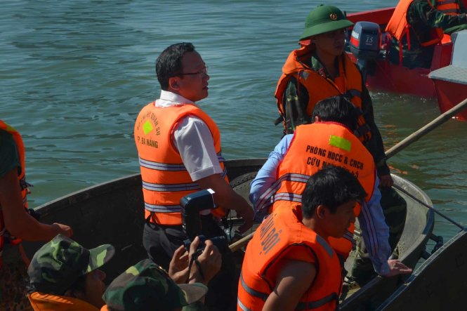 
Ông Khuất Việt Hùng trên canô - Ảnh: Tấn Lực
