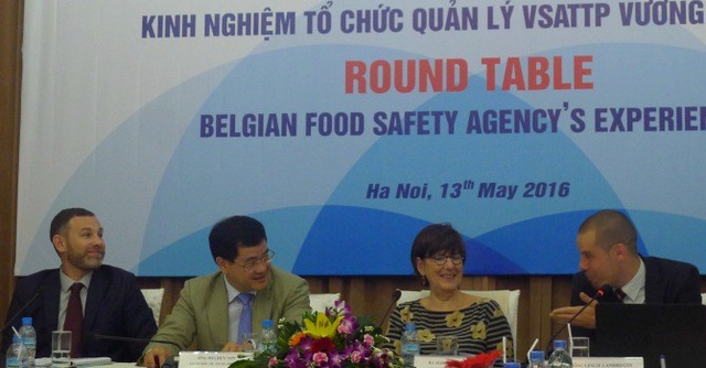 Tọa đàm “Kinh nghiệm tổ chức quản lý An toàn vệ sinh thực phẩm Vương Quốc Bỉ” diễn ra sáng 13/5. Ảnh: T.Nhung.