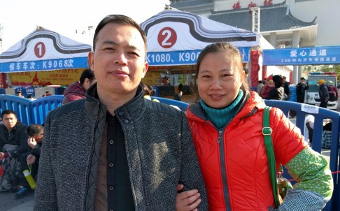 Chị Liu Mei và chồng Chu Yangjian, đều là công nhân và đang đợi tàu ở ga Foshan-Quảng Đông để về quê