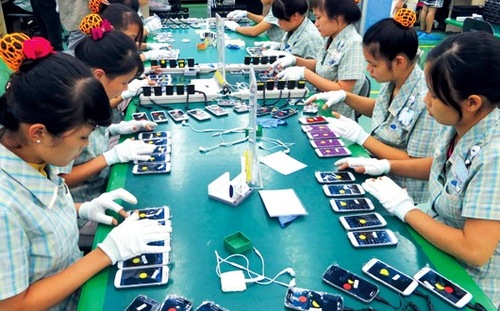 
Công nhân Việt Nam lắp ráp điện thoại ở nhà máy Samsung.
