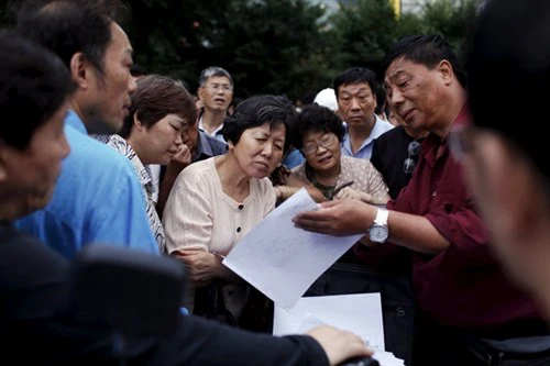 NĐT cá nhân Trung Quốc quyết định đầu tư theo đám đông, thiếu phân tích, cân nhắc. Nguồn: Reuters Giải pháp nào?