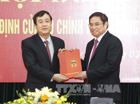 Ông Phạm Minh Chính (phải), Ủy viên Bộ Chính trị, Bí thư Trung ương Đảng, Trưởng Ban Tổ chức Trung ương đến dự và trao Quyết định của Bộ Chính trị cho ông Ngô Đông Hải