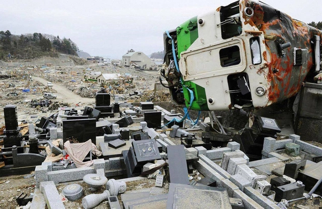 
Tàu bị hư hại nặng sau thảm hoạ kép tại Onagawa. (Ảnh: Reuters)
