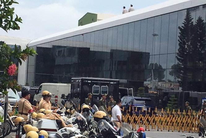 Người của Trung tâm an ninh hàng không sân bay Tân Sơn Nhất đi kiểm tra tình hình an ninh trên nóc nhà ga quốc nội - Ảnh: Lê Nam