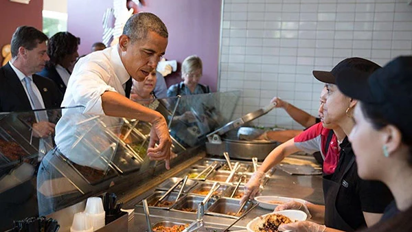 Ông Obama ghé thăm một cửa hàng Chipotle tại Washington.