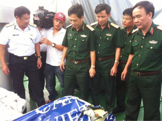 
Trung tướng Phan Văn Giang (thứ ba từ trái sang) quan sát mảnh vỡ của chiếc máy bay CASA-212 - Ảnh: Hoàng Hà
