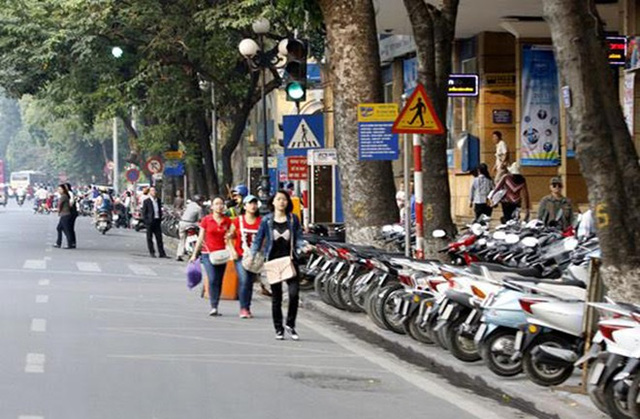 
Hà Nội và TP HCM có nhiều tuyến phố không còn đường cho người đi bộ.
