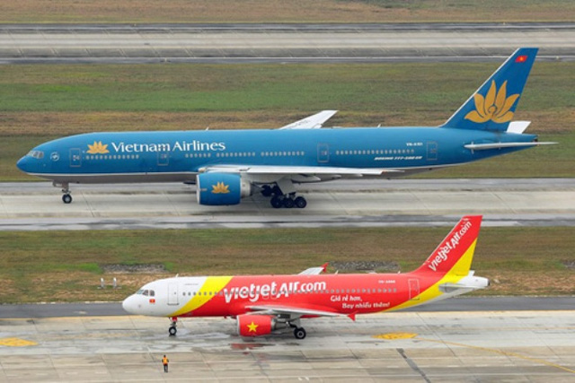 
Hai máy bay Vietnam Airlines và VietJet Air đang trên đường lăn ở sân bay - Ảnh minh họa.
