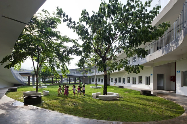 Tất cả các lớp học được bố trí dọc theo mái nhà hình xuyến, hàng cây xanh tỏa bóng mát thành nơi các em nhỏ vui chơi và nô đùa.