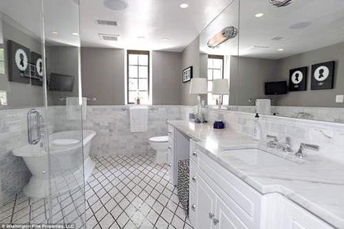 
Phòng tắm rộng được ốp đá cẩm thạch màu trắng
