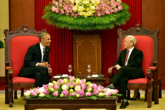  Tổng thống Mỹ Barack Obama hội kiến Tổng Bí thư Nguyễn Phú Trọng. Cuộc hội kiến kết thúc vào lúc 16h30, kết thúc ngày làm việc đầu tiên trong chuyến thăm Việt Nam