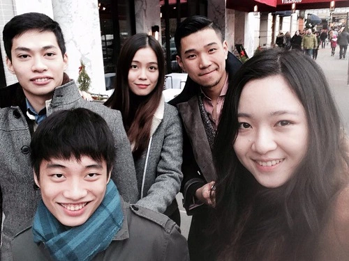 Anh Sa (ngoài cùng bên phải) chụp cùng Anh trai Đỗ Hoàng Việt và các bạn tại New York