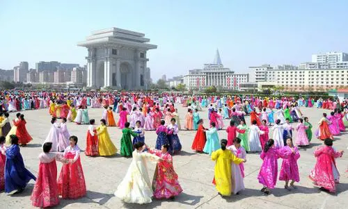
Thành viên của Hội Phụ nữ tham gia một bữa tiệc khiêu vũ tại quảng trường nhân kỷ niệm 83 năm ngày thành lập Quân đội nhân dân Triều Tiên.
