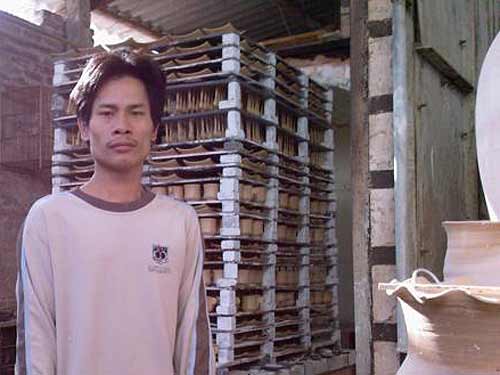 
Phạm Anh Đạo bị câm điếc từ nhỏ, anh cũng là nghệ nhân duy nhất còn làm gốm vuốt tay ở Hà thành
