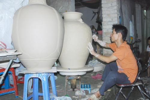 
Nghệ nhân Phạm Anh Đạo thực hiện sản phẩm gốm Bát Tràng vuốt tay truyền thống
