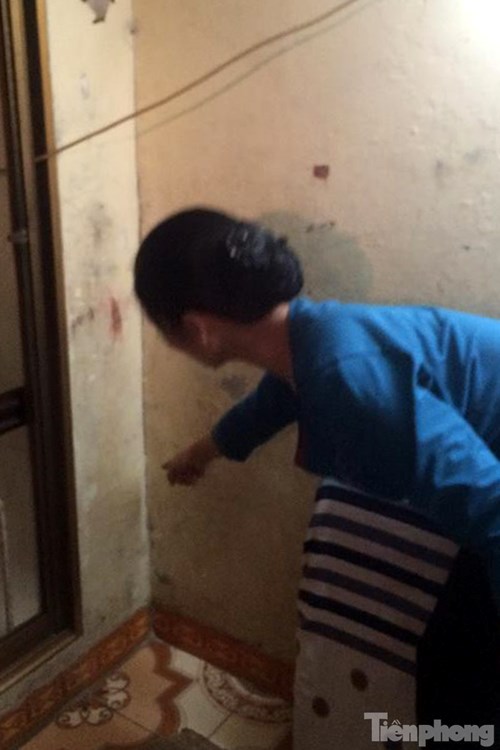 
Bà Thuận - một người dân sống tại khu vực trên cho biết, vụ việc làm nứt tường nhà.

