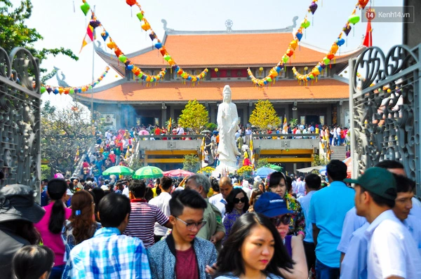 Chùa Vĩnh Nghiêm là một trong những chùa lớn nhất trung tâm Sài Gòn nên có nhiều người đi lễ.
