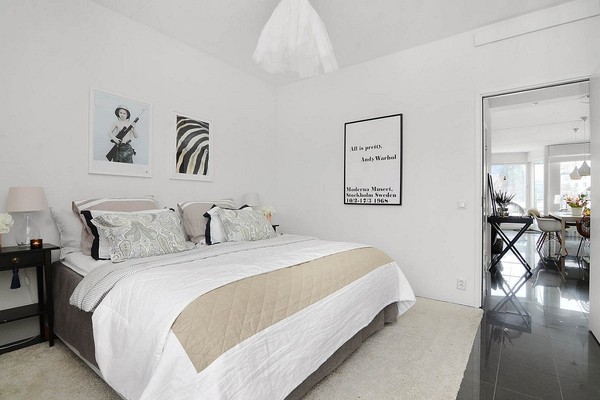 Phòng ngủ trung thành với thiết kế hai gam màu chủ đạo là đen và trắng.