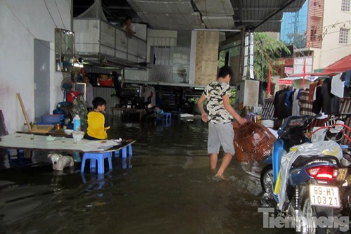 
Một ngôi nhà trên đường Bạch Thái Bưởi ngập sâu. Theo chủ ngôi nhà,khoảng 1h sáng nước bắt đầu tràn vào nhà, có thời điểm nước ngập nửa xe máy trong nhà.
