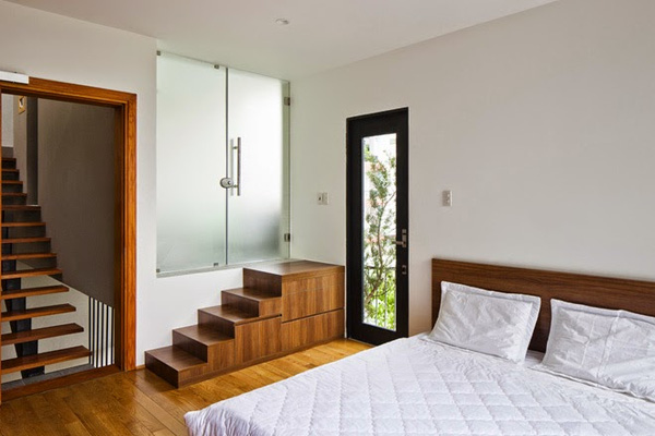 
Trong phòng ngủ có sự xuất hiện của nội thất đa năng, nội thất âm tường để giúp không gian thêm gọn gàng.
