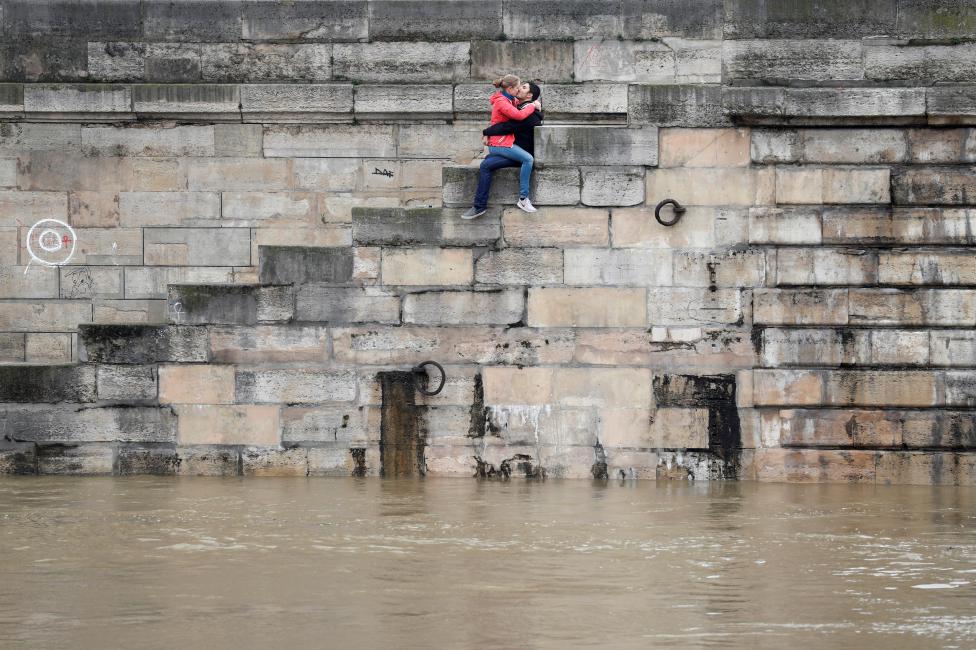 
Một cặp đôi trao nhau nụ hôn bên bờ sông Seine kỷ niệm ngày nước sông tăng cao nhất 106 năm. Ảnh Charles Platiau / Reuters
