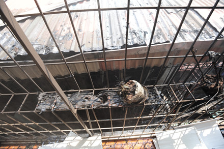 
 Hiện trường tại ngôi nhà đối diện bị ảnh hưởng của vụ cháy
