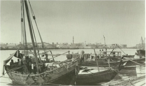 Một góc vịnh của thành phố, chủ yếu là những chiếc tàu gỗ đơn sơ.