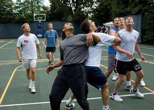 Ông Obama chơi bóng rổ với các ông nghị tại Nhà Trắng hồi tháng 10-2009